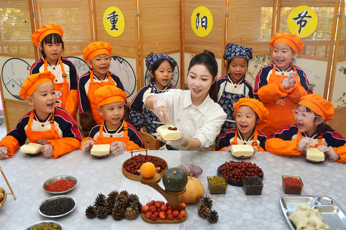 2025年10月29日，在山東省青島市城陽區棘洪灘街道中心幼兒園開展的重陽傳統文化體驗活動上，老師為小朋友講解重陽糕制作步驟。王海濱攝