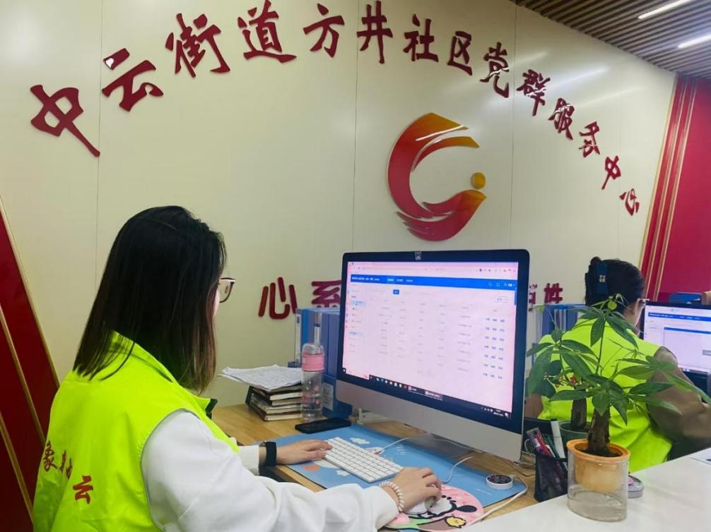 2025年4月21日,中雲街道方井社區社區工作者正在處理“掌上社區”平台自動更新提醒信息