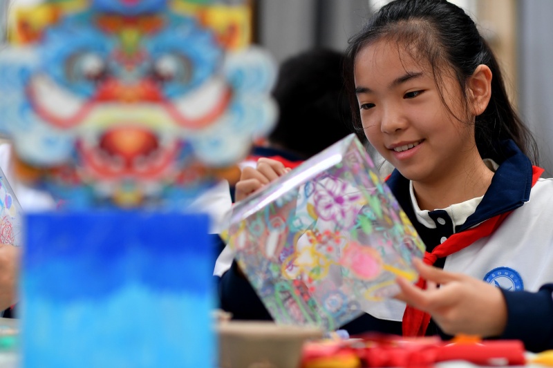 学生在利用蛋糕盒制作工艺摆件。