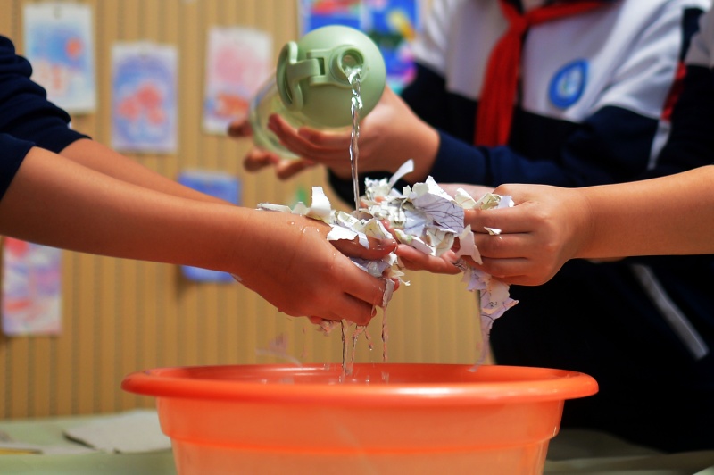 学生们在进行再生纸制作。
