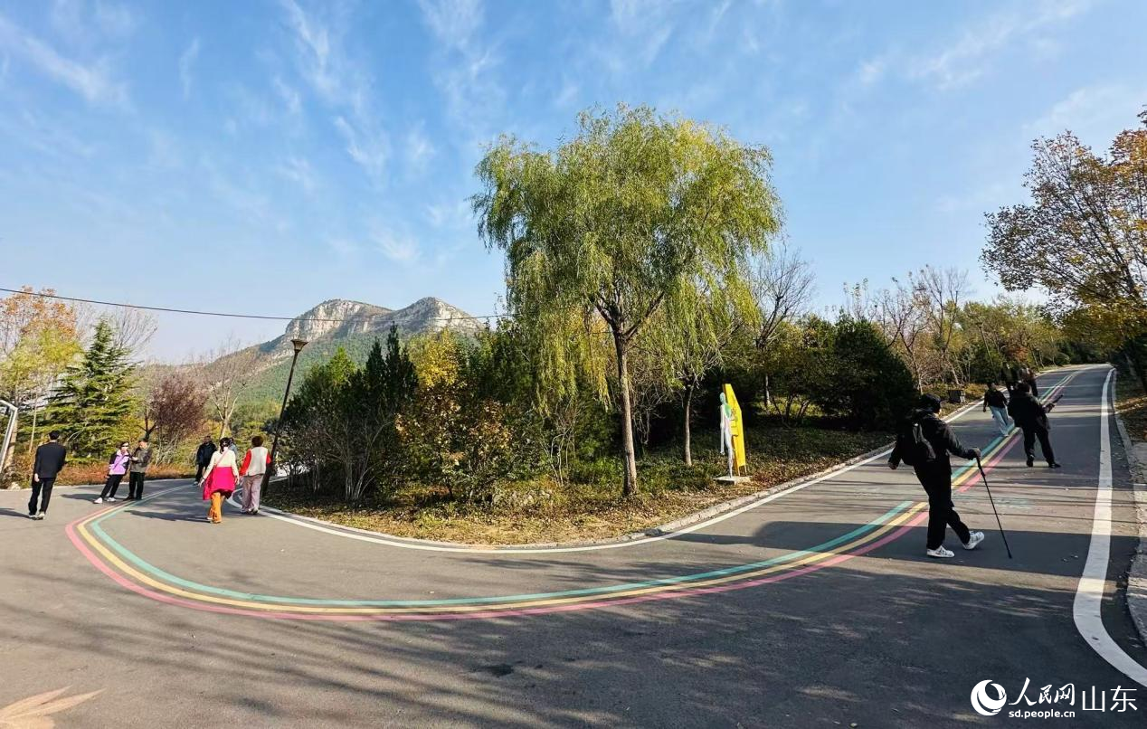 市民游客在济南佛慧山绿道悠然徒步。人民网 乔姝摄