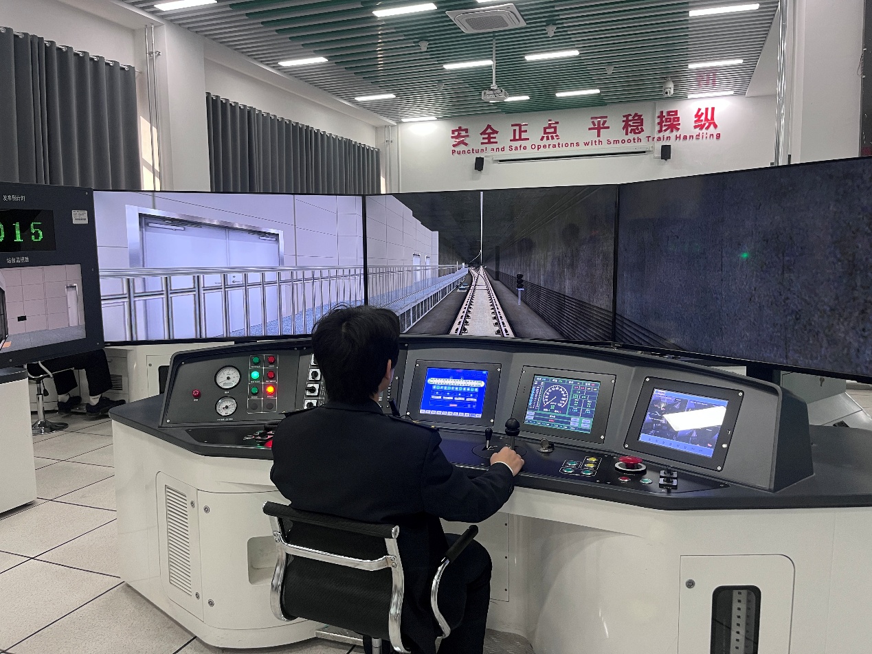 济南工程职业技术学院轨道交通系学生正在练习操作。崔子仪摄