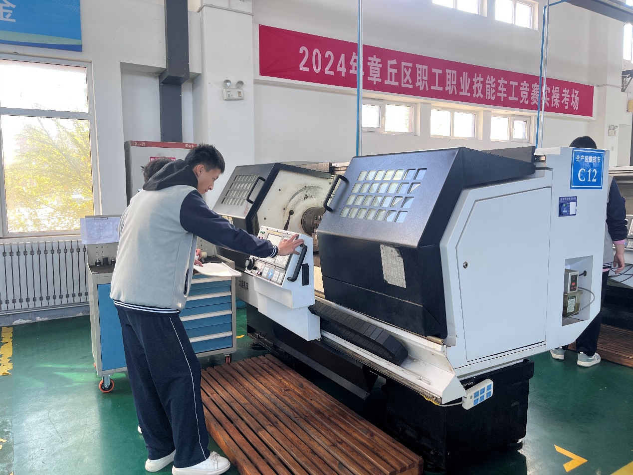 章丘中等职业学校数控专业学生正在车间实操。崔子仪摄
