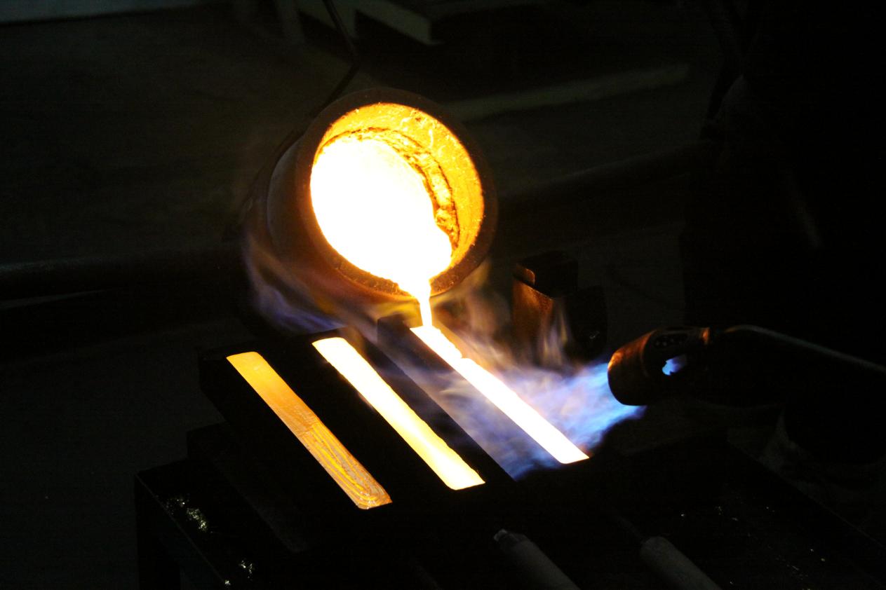 黄金精炼提纯。石燕摄