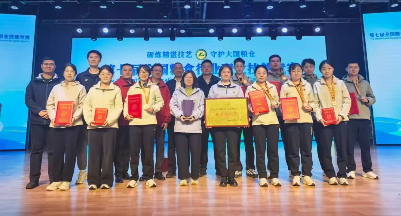 我省获优秀组织奖，参赛选手和裁判员、教练员合影留念