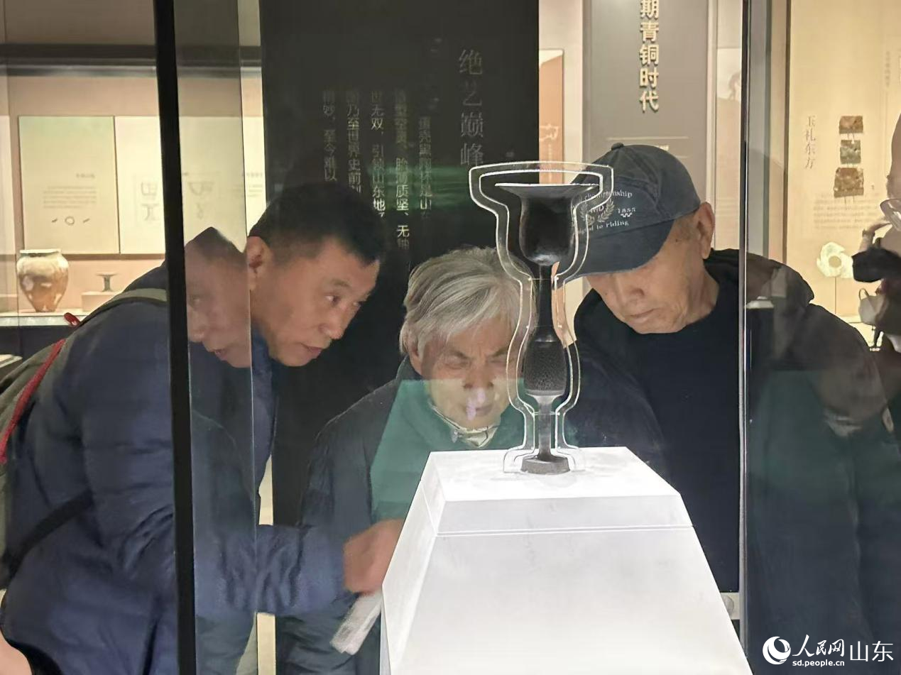 參觀者駐足於山東博物館的蛋殼黑陶展櫃前。人民網 喬姝攝