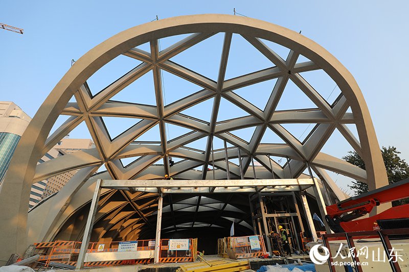 济南地铁4号线泉城公园站“花瓣”形出入口。人民网记者 刘祺摄