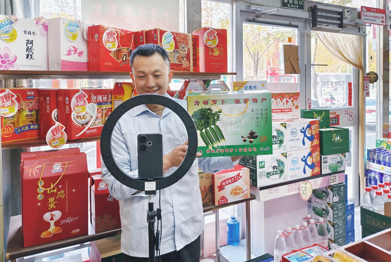 杨伟冬用直播方式销售家乡特产