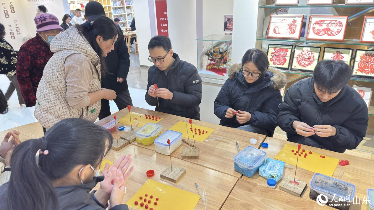 非遺空間內，孟式面塑教學現場。人民網 庄潤澤攝