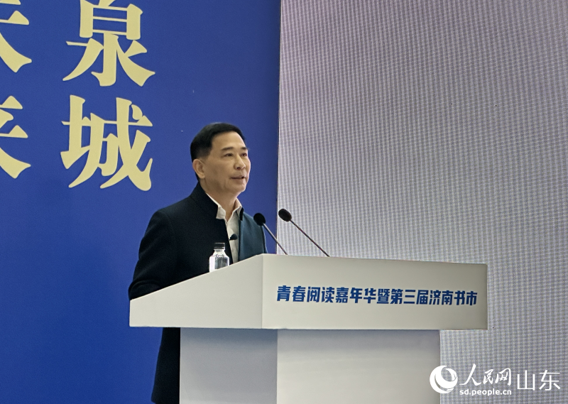 “济南市全民阅读推广大使”徐锦庚先生现场分享阅读心得。人民网记者 乔姝摄