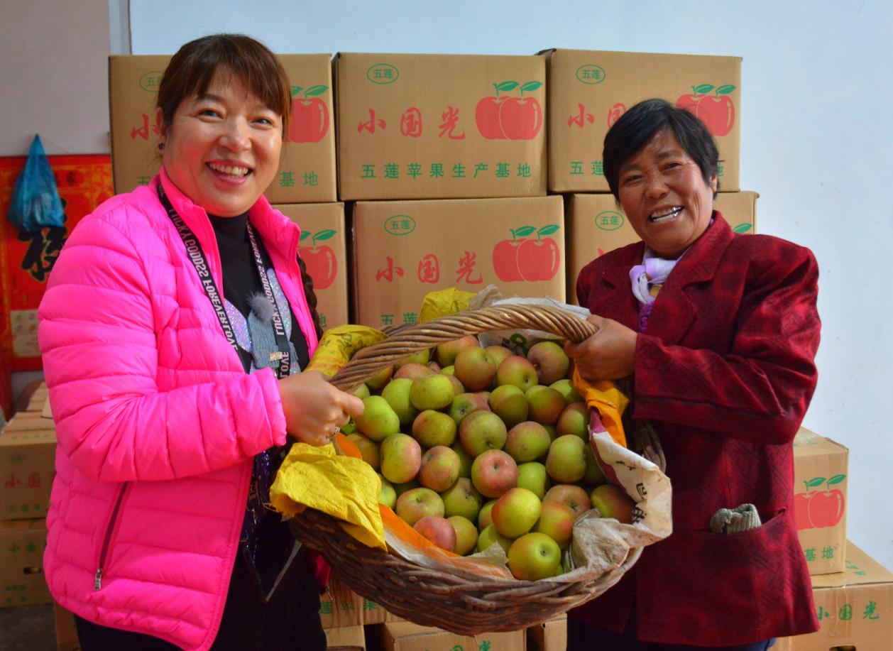 果农展示“小国光”苹果。日照市委宣传部供图