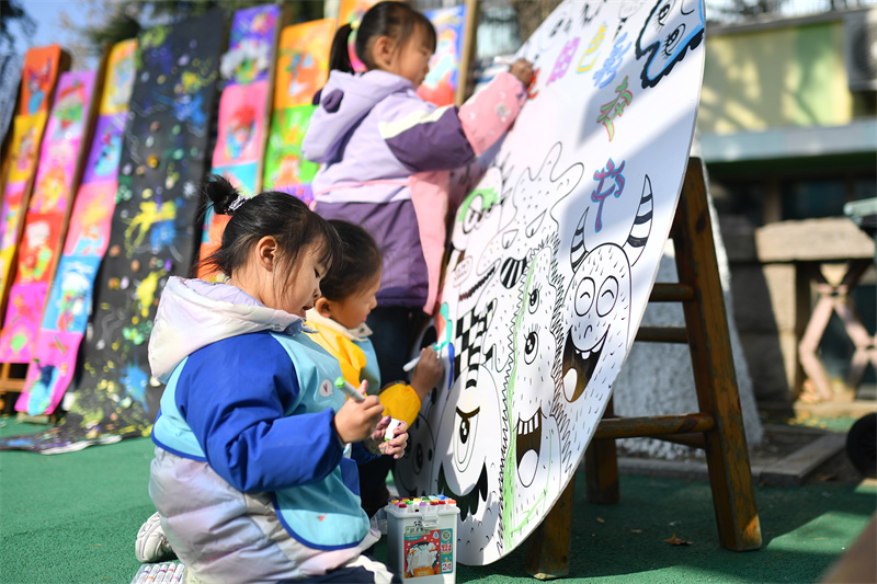 2025年11月25日，小朋友在山东省青岛市市北区高安路幼儿园开展的“色彩日”主题活动上进行彩绘。王海滨摄