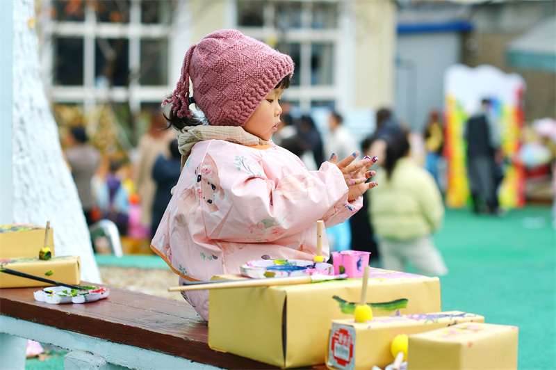2025年11月25日，小朋友在山东省青岛市市北区高安路幼儿园开展的“色彩日”主题活动上清理手上色彩。王海滨摄