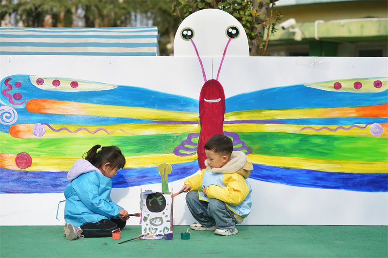 2025年11月25日，小朋友在山东省青岛市市北区高安路幼儿园开展的“色彩日”主题活动上进行彩绘创作。王海滨摄