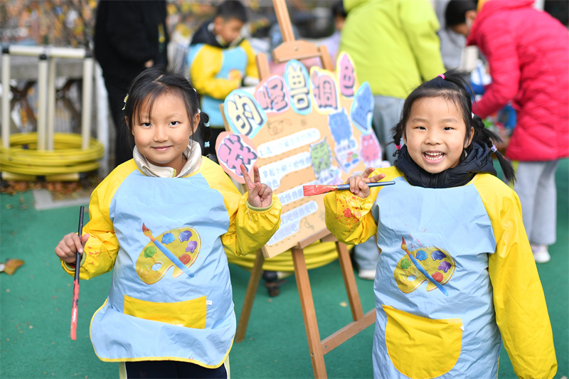 2025年11月25日，小朋友在山东省青岛市市北区高安路幼儿园开展的“色彩日”主题活动上进行我的怪兽调色。王海滨摄