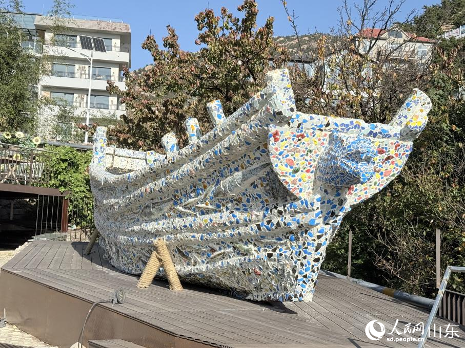 东麦窑村瓷片装饰的木船。 人民网 李子悦摄