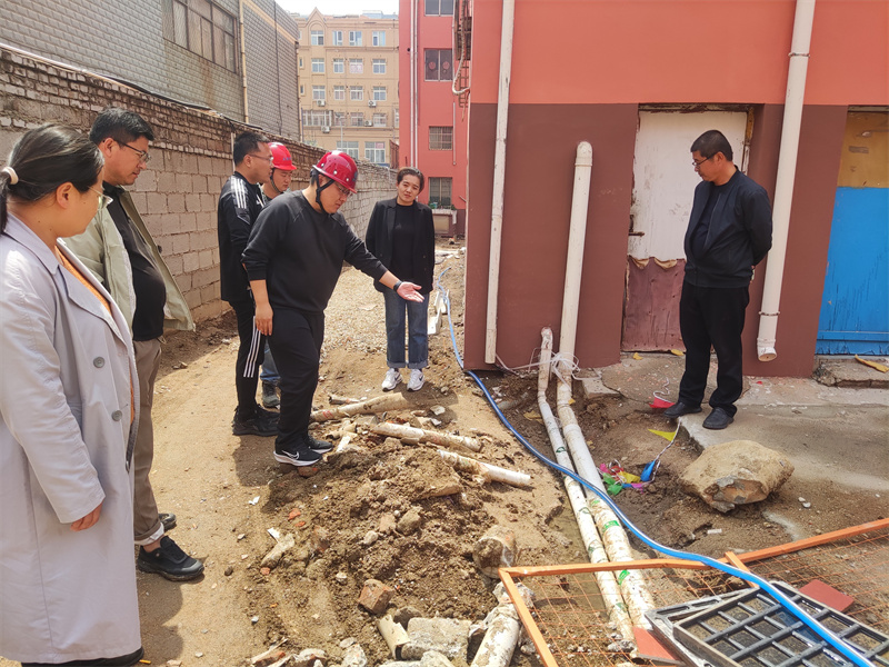 2025年4月17日,網格員在走訪中發現觀海苑小區路面因改造施工導致管道淤堵,通過平台將信息上報至街道和區直有關部門后,第一時間得到處置