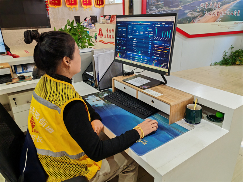 2025年10月21日,碧霞湖社區社區工作者利用智慧治理平台發布社區志願服務活動任務