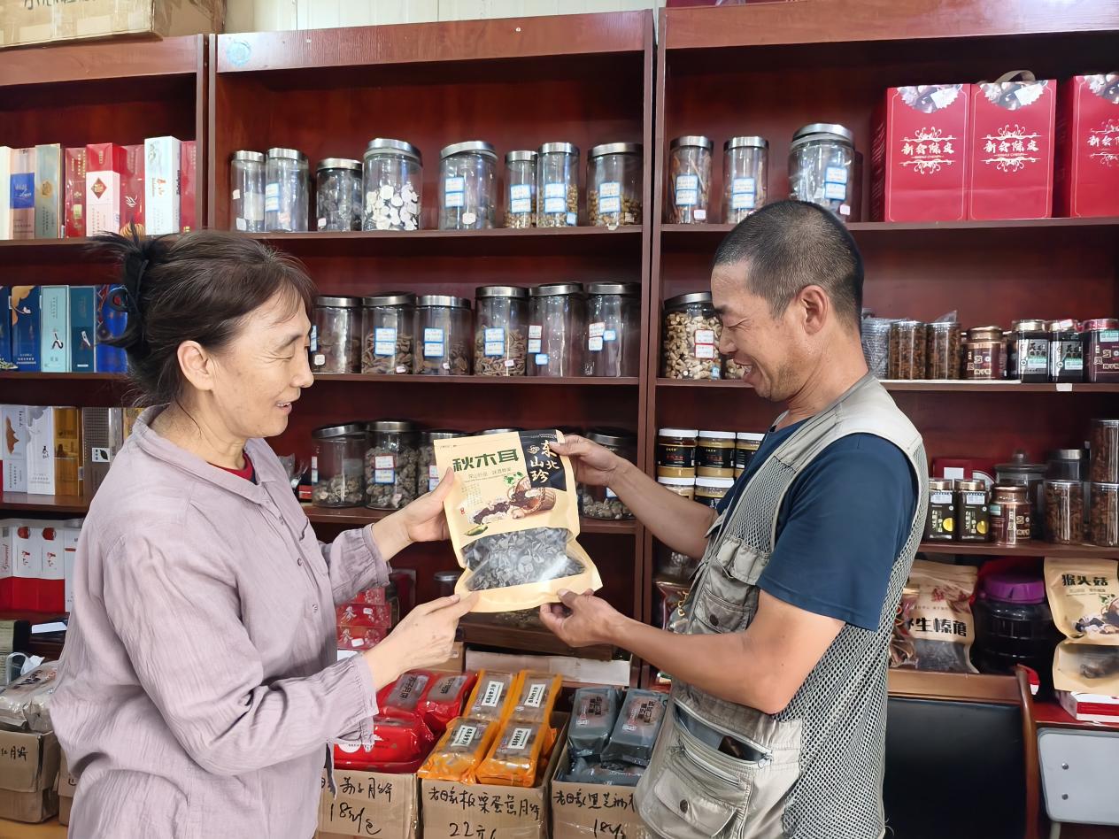 宋秀梅向顧客介紹家鄉的黑木耳