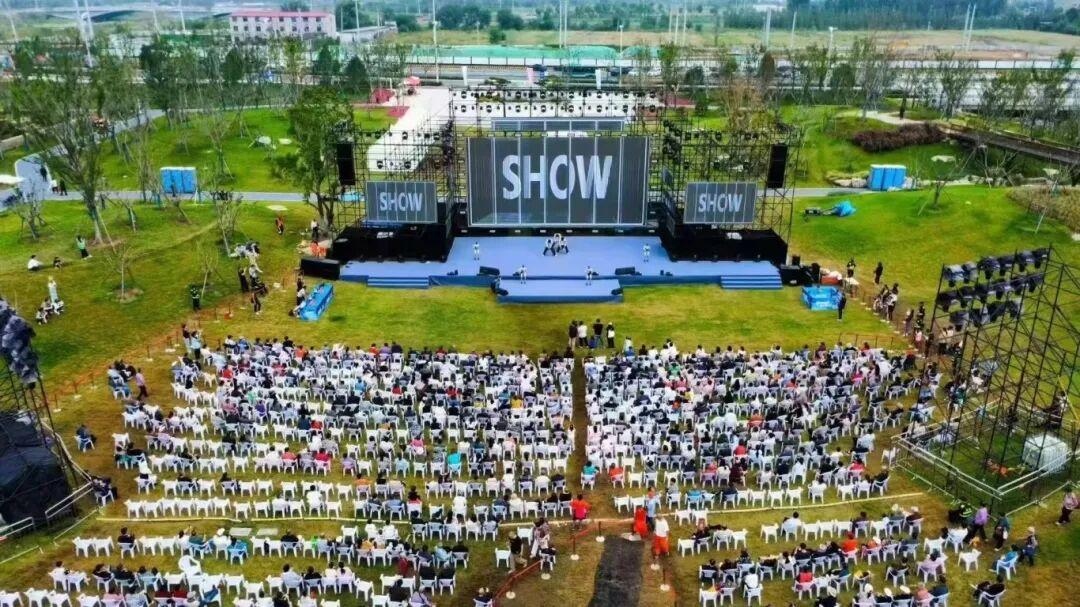 起步区鹊山生态文化区动感草坪