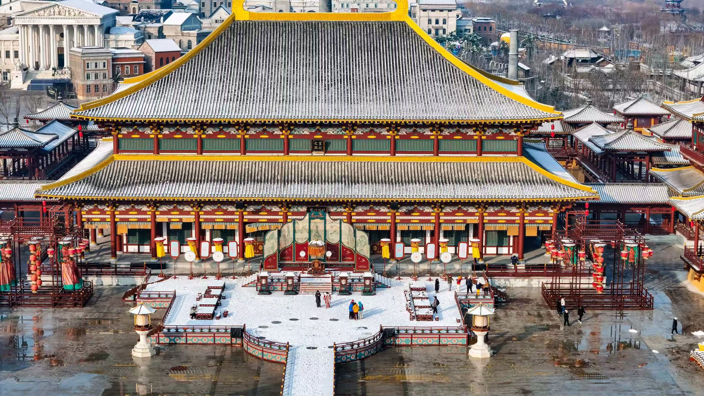 游客在山东省乐陵影视城雪景中打卡拍照