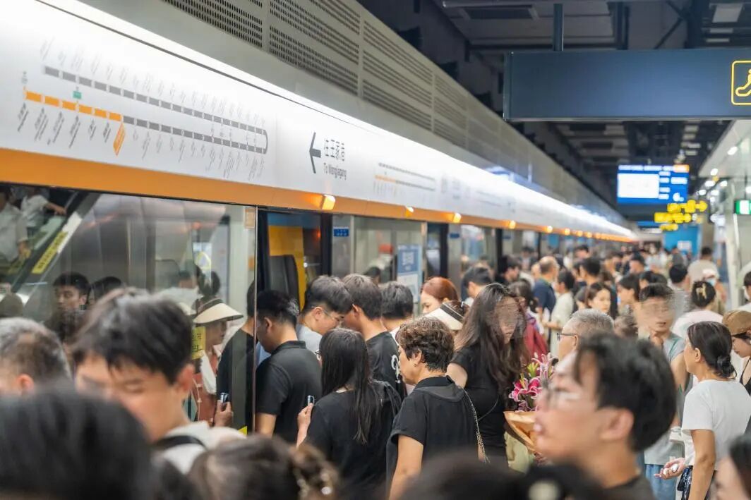 在旅游季期間站台客流如織