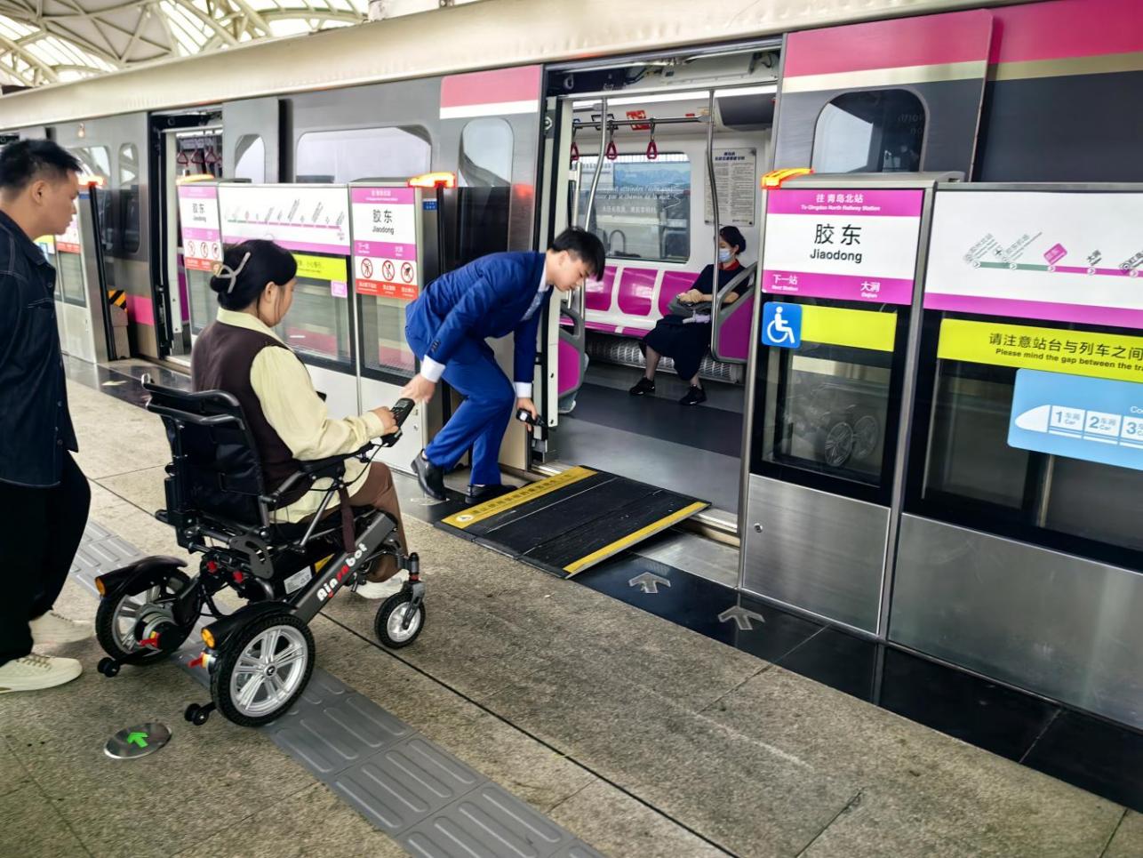 工作人員使用無障礙折疊墊板幫助輪椅乘客乘車