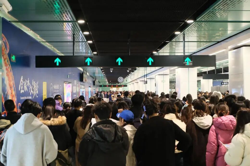 演唱會結束后歌迷前往健身中心(紅島會展)站乘地鐵返程