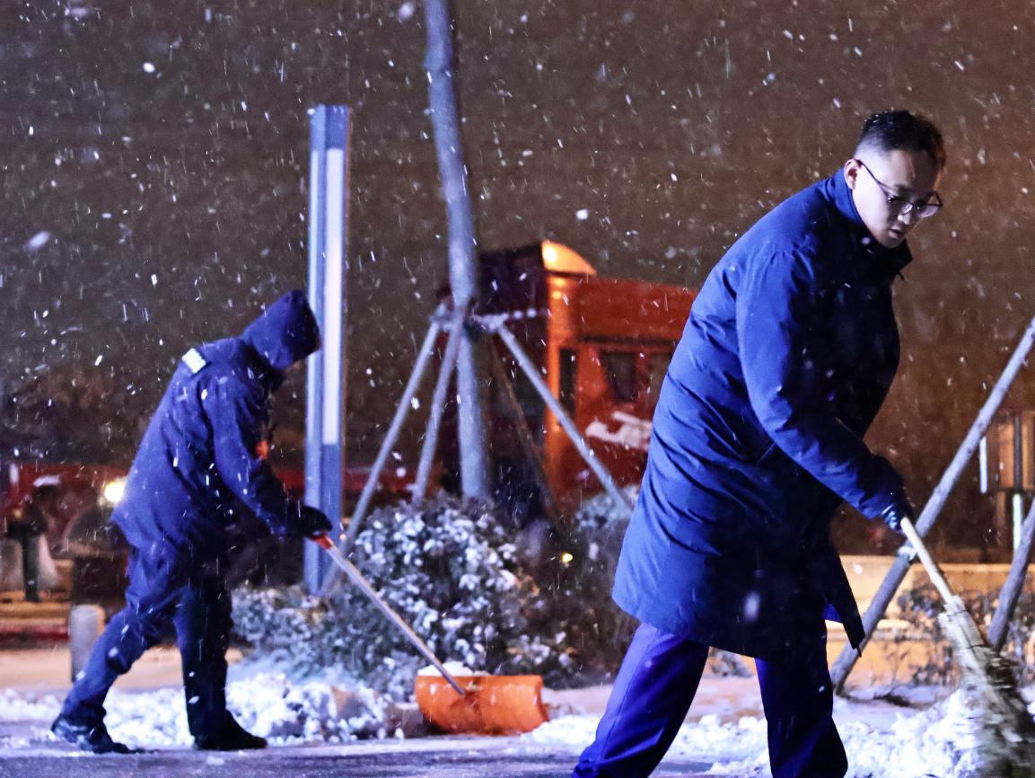 車站清掃出入口積雪，方便乘客進出