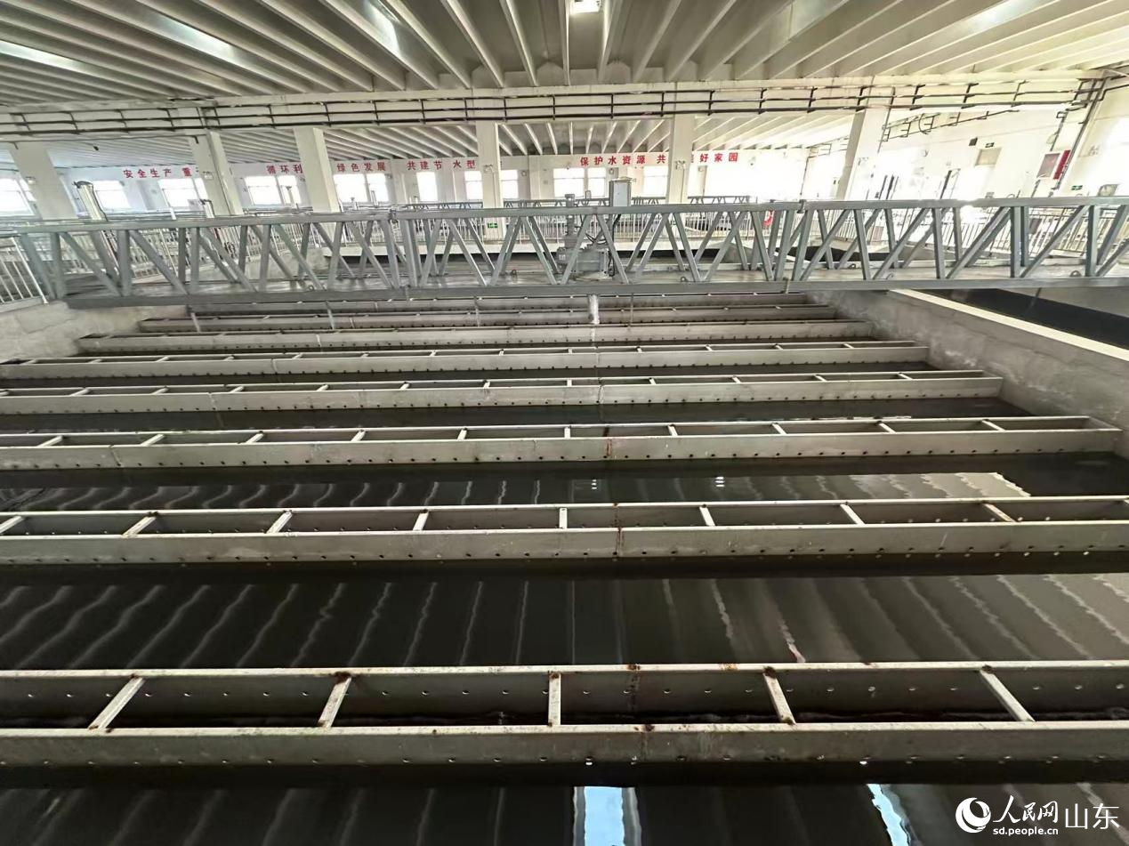 在冠县工业用水厂的沉淀池，经过5道工艺深度净化，水质可达企业生产用水标准。 人民网记者 乔姝摄