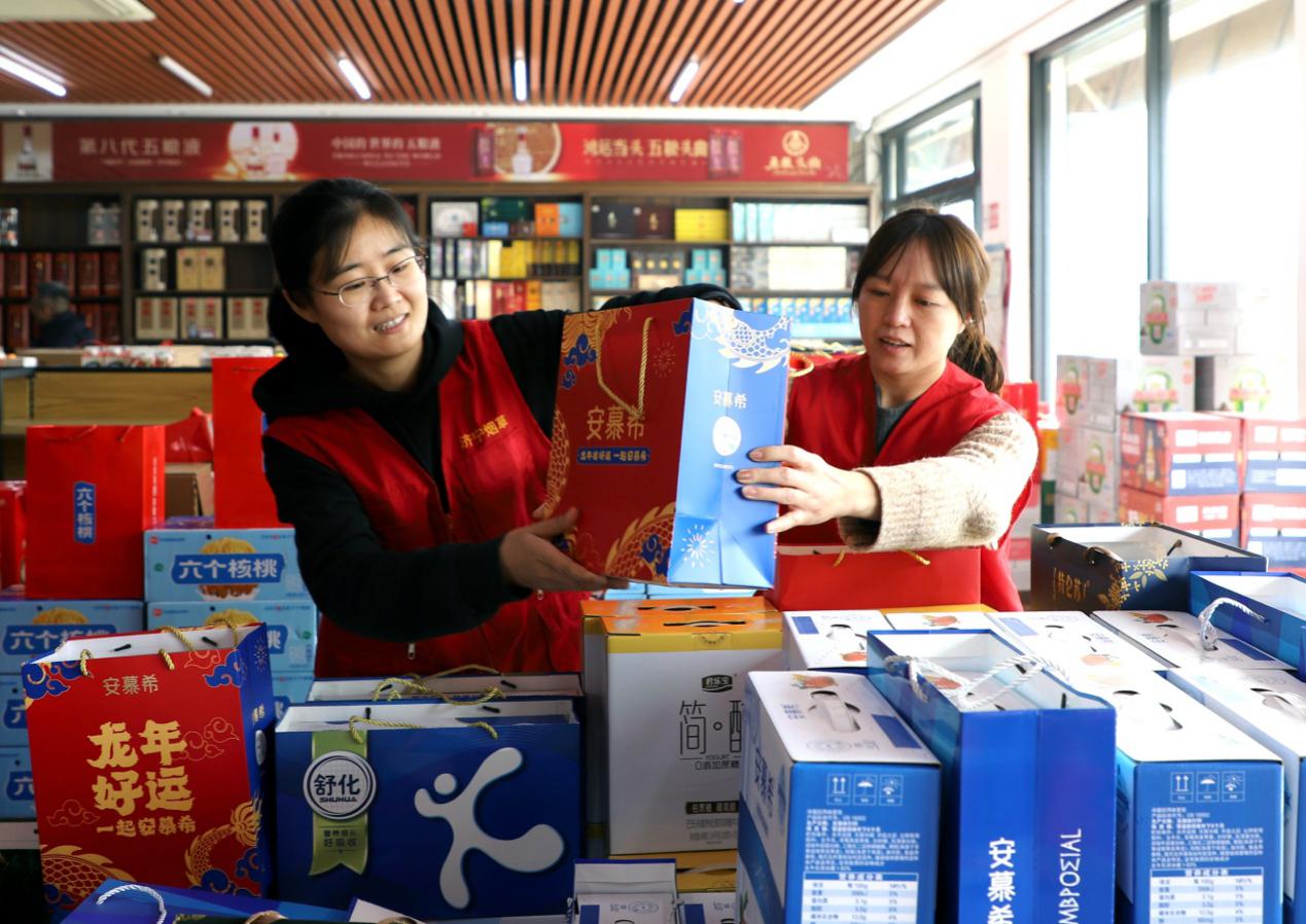 党员志愿者帮助客户优化商品陈列，提升终端形象