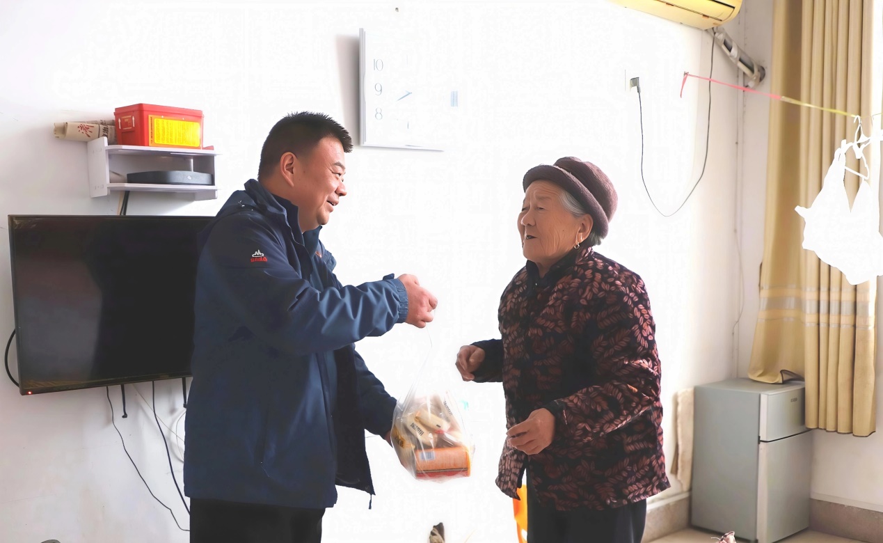 党员齐德平慰问福利院老人
