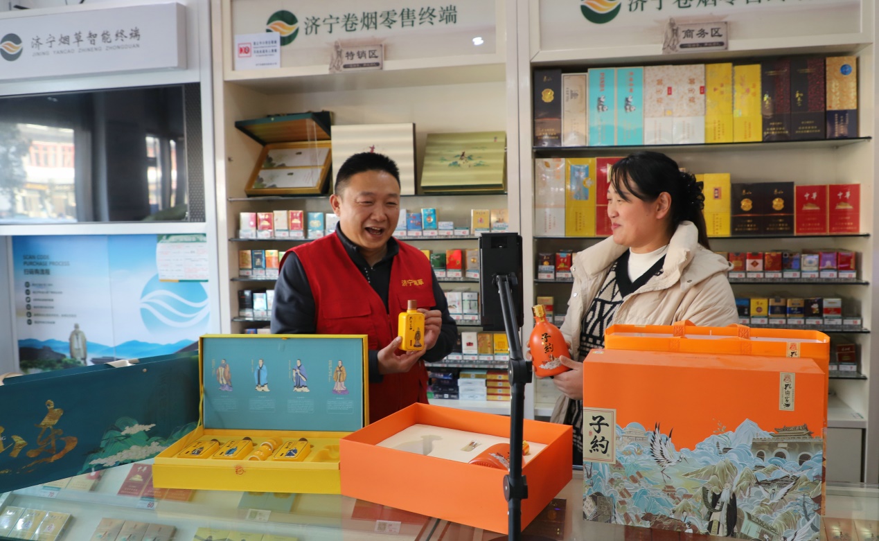 志愿者张涛指导农网客户直播销售当地特产