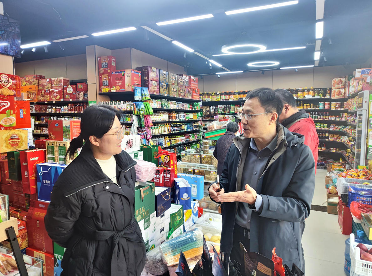 图为政策宣讲，增强零售户守法经营意识