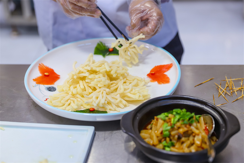 12月18日，在位于山东省乐陵市的山东民安食品股份有限公司，厨师利用魔芋产品研发新菜品。（张鹰 摄）