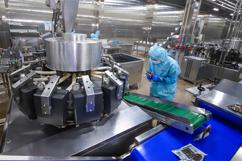 12月18日，在位于山东省乐陵市的山东民安食品股份有限公司，工人在包装生产线上忙碌。（张鹰 摄）  