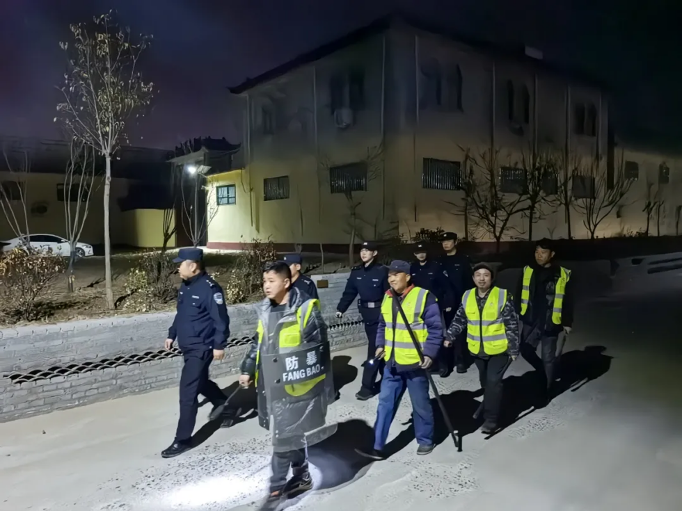 菏澤市牡丹區小留鎮“樂活幫·打更巡邏隊”聯合派出所開展夜間巡邏