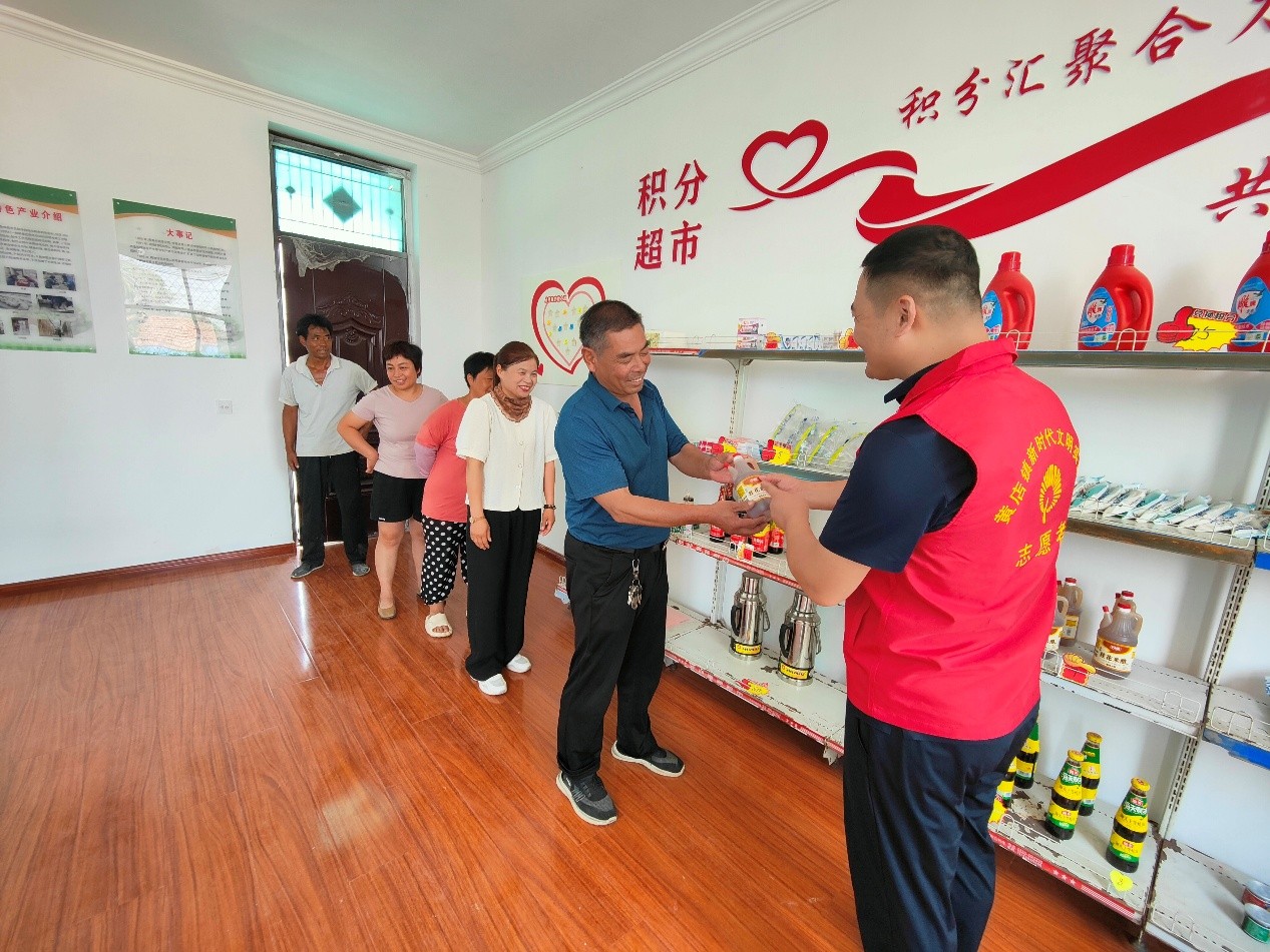 2025年6月,黃店鎮周海村向群眾發放積分兌換物品