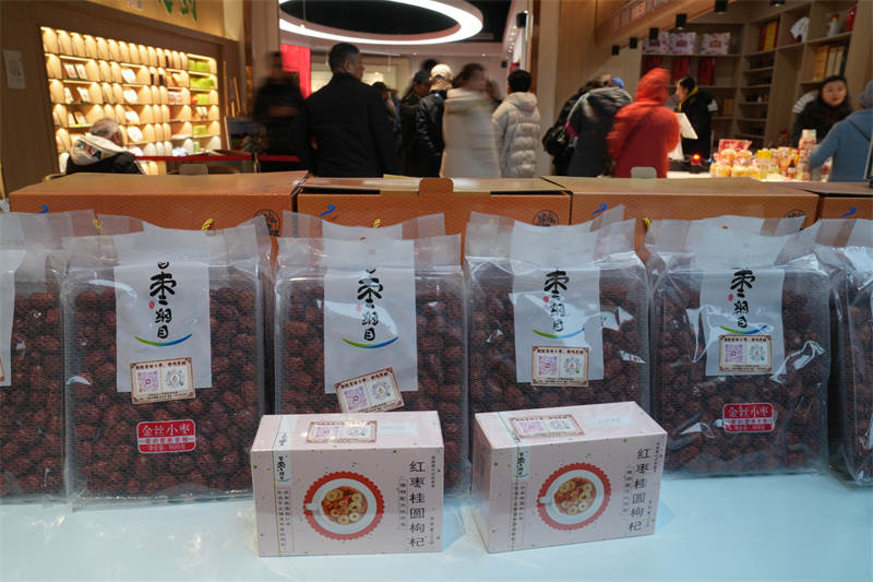 12月19日，游客在山東德州樂陵市的中國金絲小棗文化博物館參觀游玩。（董乃德攝）