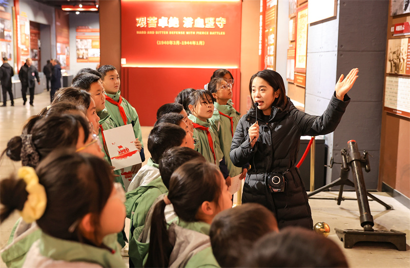 12月19日，小學生在山東德州樂陵市冀魯邊革命紀念館內學習紅色文化知識。（周廣學攝）