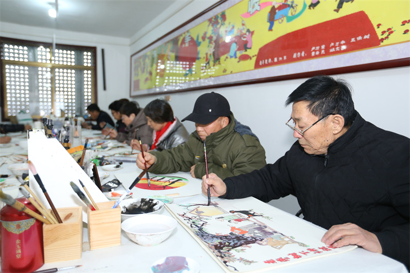 12月19日，農民畫家在山東德州樂陵市朱集鎮農民畫工作室創作。（梁孝鵬攝）