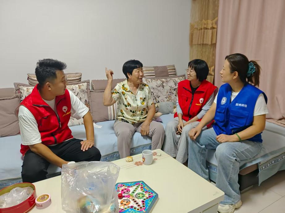 社區工作者到居民家中走訪了解居民意見