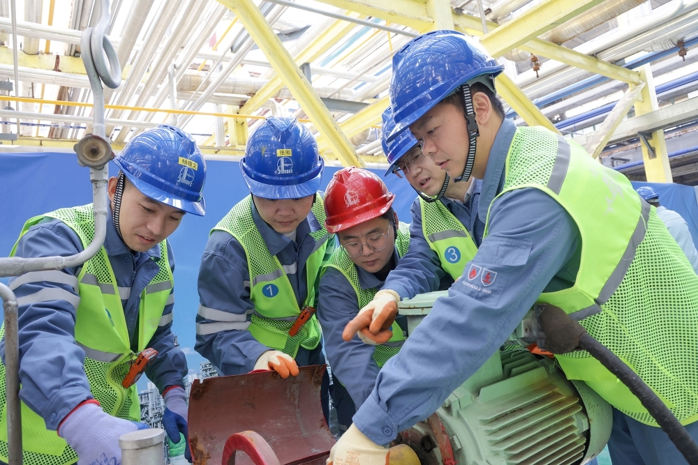 參賽隊員在公司第二屆最強操作總決賽現場認真答題