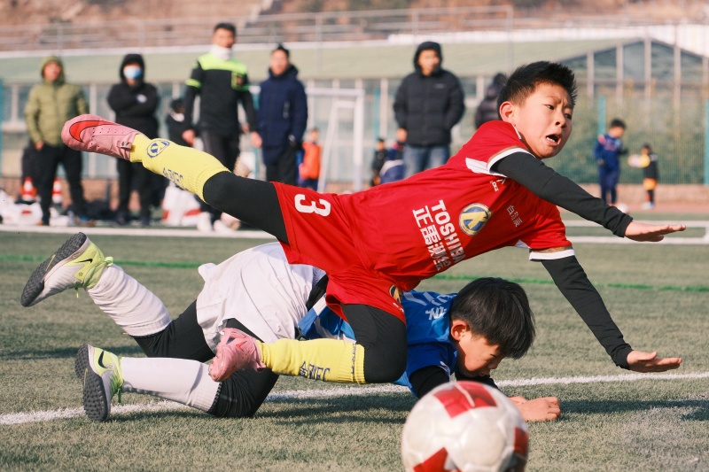 2026年1月1日,在山東省青島市城陽區夏庄街道山色峪鄉村振興齊魯樣板省級片區舉辦的足球邀請賽上,足球小將們在奮力爭球。