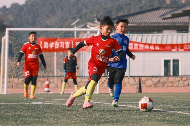 2026年1月1日,在山東省青島市城陽區夏庄街道山色峪鄉村振興齊魯樣板省級片區舉辦的足球邀請賽上,足球小將在帶球進攻。