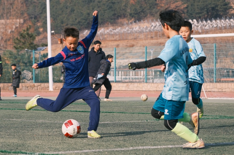 2026年1月1日,在山東省青島市城陽區夏庄街道山色峪鄉村振興齊魯樣板省級片區舉辦的足球邀請賽上,足球小將在大力射門。