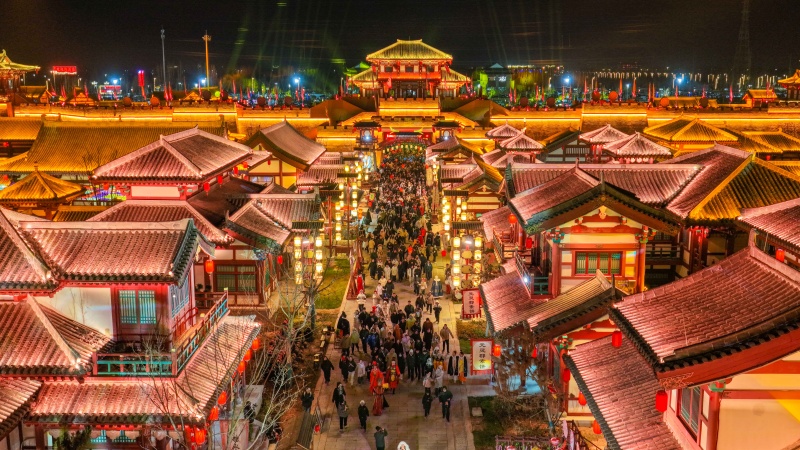 2026年1月1日,游客在山东乐陵影视城景区观光游览。