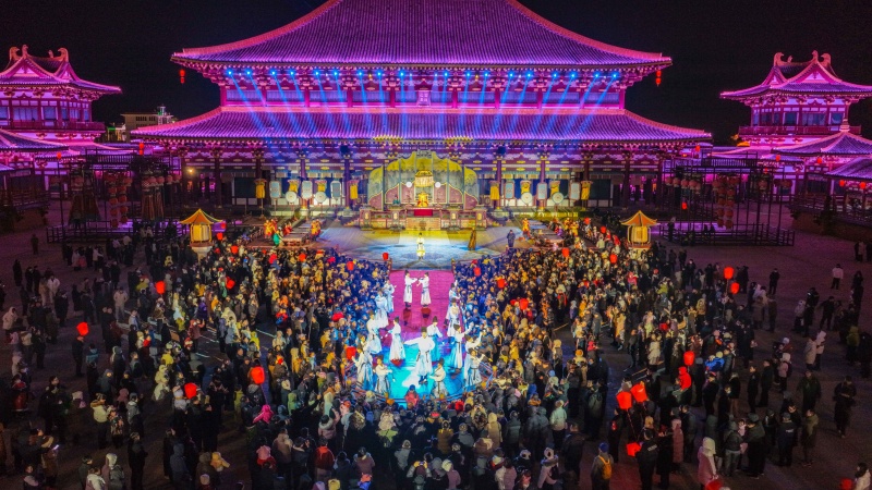 2026年1月1日,游客在山东德州乐陵影视城景区内观看文艺演出。