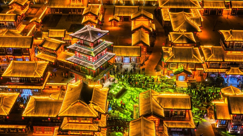 2026年1月1日,游客在山东乐陵影视城景区观光游览。