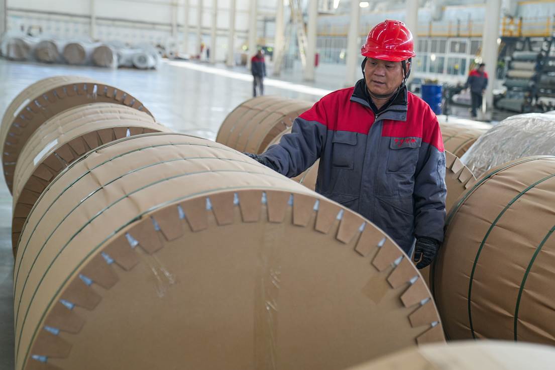 1月7日,山東省鄒平市焦橋鎮的騰鷹凱諾鋁業有限公司工人查看包裝好的彩色鋁卷。